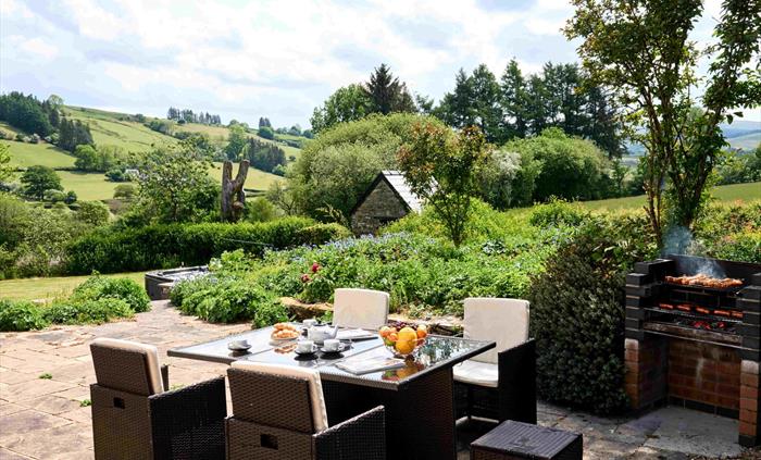 Onnen Fawr Farmhouse Outside Seating